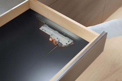 TIP-ON BLUMOTION L3 MECHANISM R.H. 01823545    FOR MOVENTO/LEGRABOX RUNNERS FOR 350-650MM RUNNERS AND 15-40 KILO DRAWERS *USE WITH T60L7009R LATCHES*